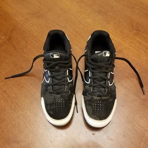 Boys size 3y under armour baseball cleats